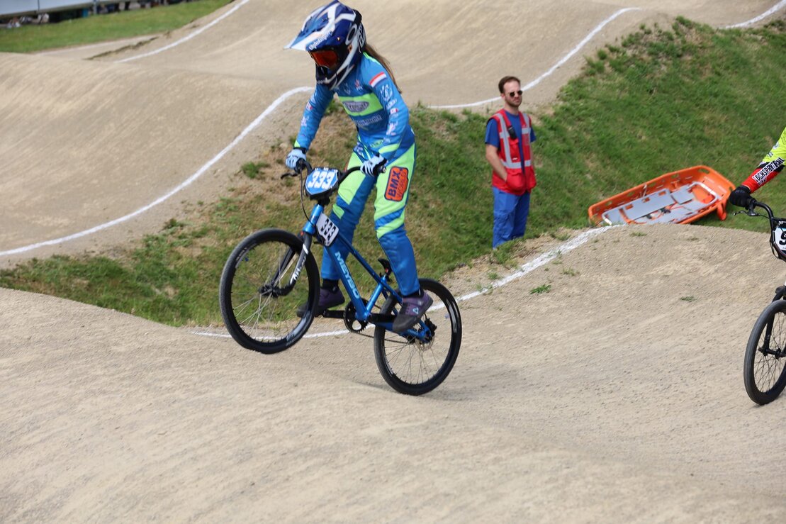 Trainer geeft aanwijzingen bij BMX training